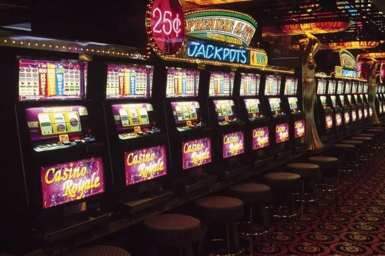 Berbagai jenis meja live-dealer Pretty Gaming: blackjack, roulette, baccarat, dan Dragon Tiger